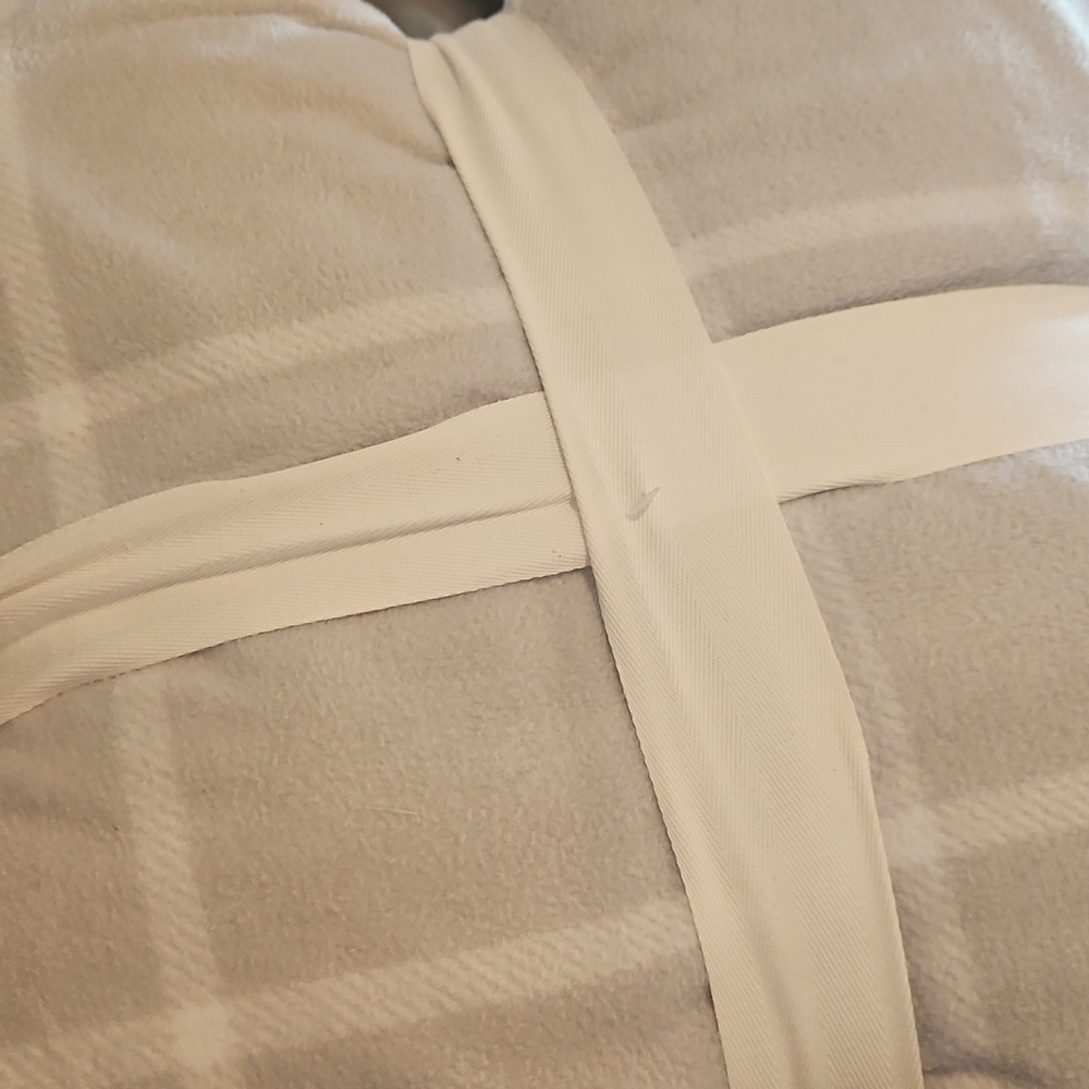 NEW! SIMPLY ESSENTIAL Window Pane 3pc Pillow & Blanket Gift Set. - Picture 7 of 7